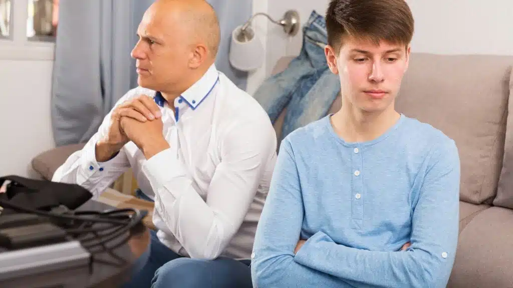 Teens and Heroin: Key Differences in Heroin Withdrawal Symptoms in Teens vs Adults 2 heroin withdrawal symptoms may have different patterns for those who are yonger