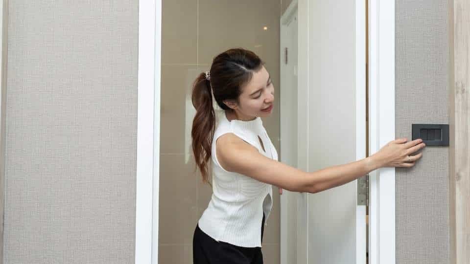 how to work with autistic children? stimulus like bright lights can be important for working with autistic children.