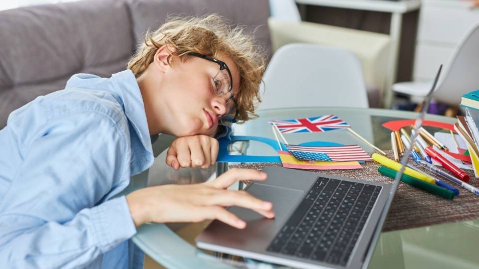 Signs Someone Is on Cocaine after the crash include anxiety and exhaustion.