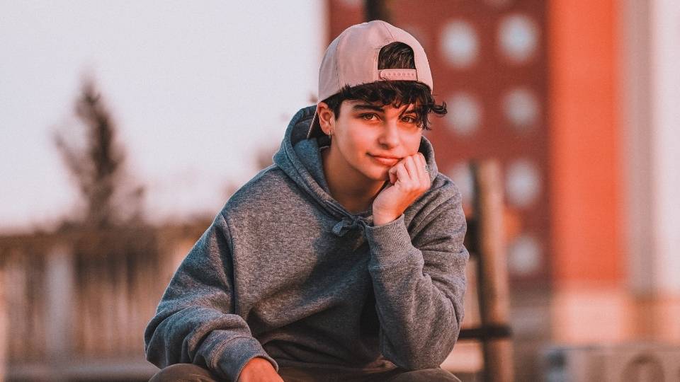 Signs of Adderall Abuse in Teens hero image of a teenage boy.