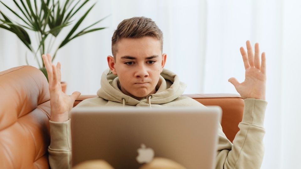 Signs of Ecstasy Addiction in Teens hero image of a teen boy.
